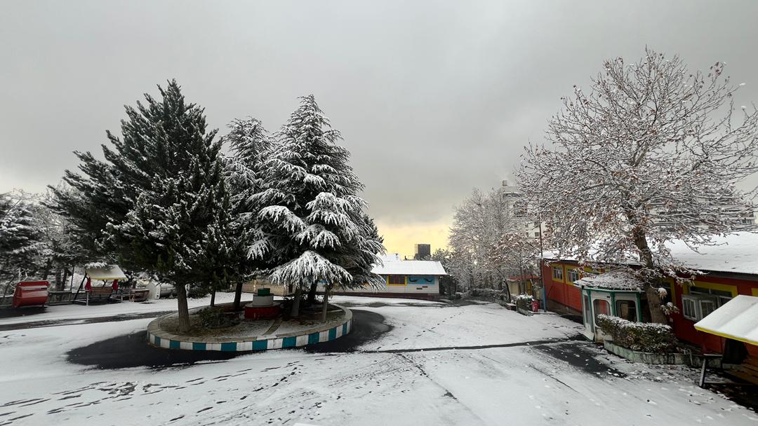 اولین برف پائیزی در اردوگاه شهید چمران تهران-27 آذر 1404